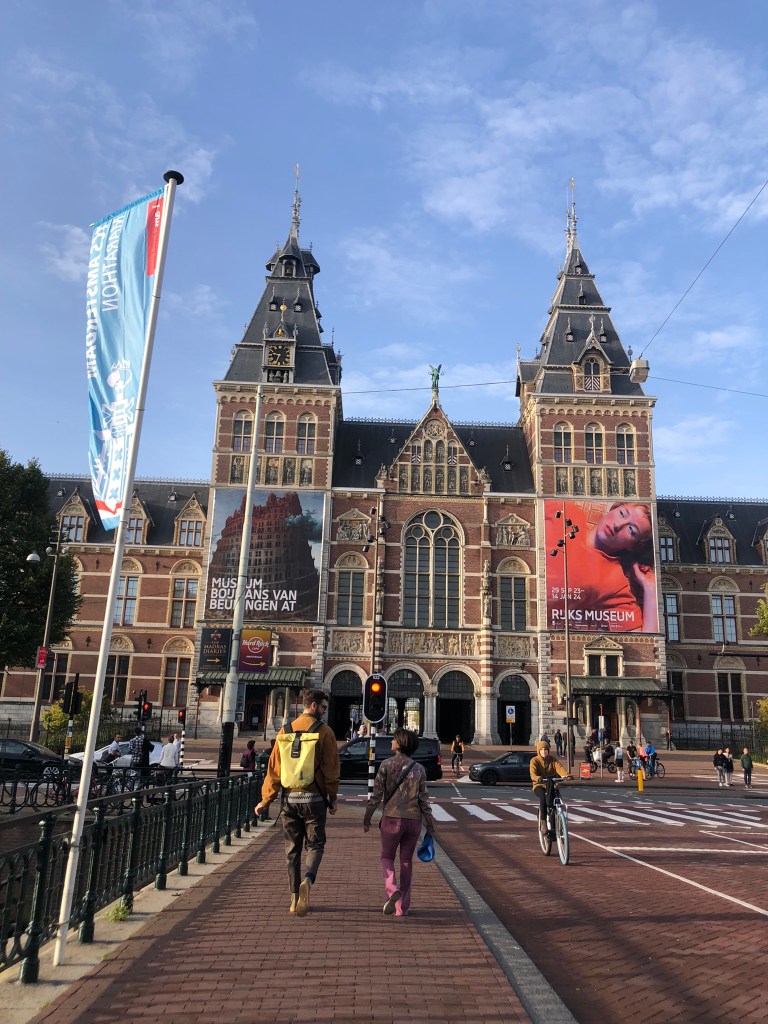 Voyage à Amsterdam - Face au musée - Blog au gré des continents 