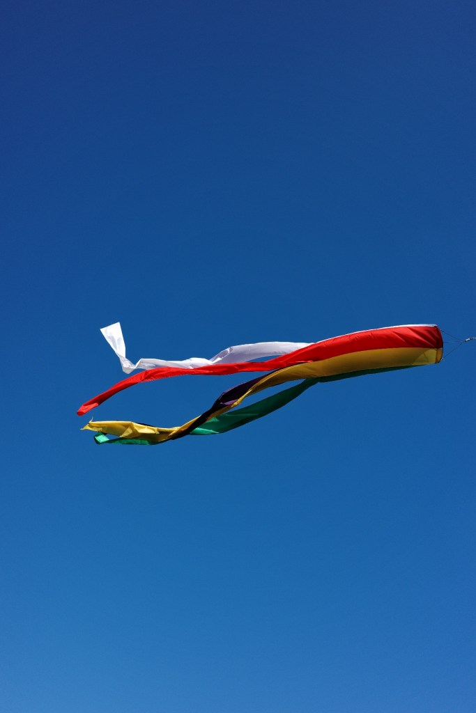 Drapeau sous le ciel bleu - Au gré des continents