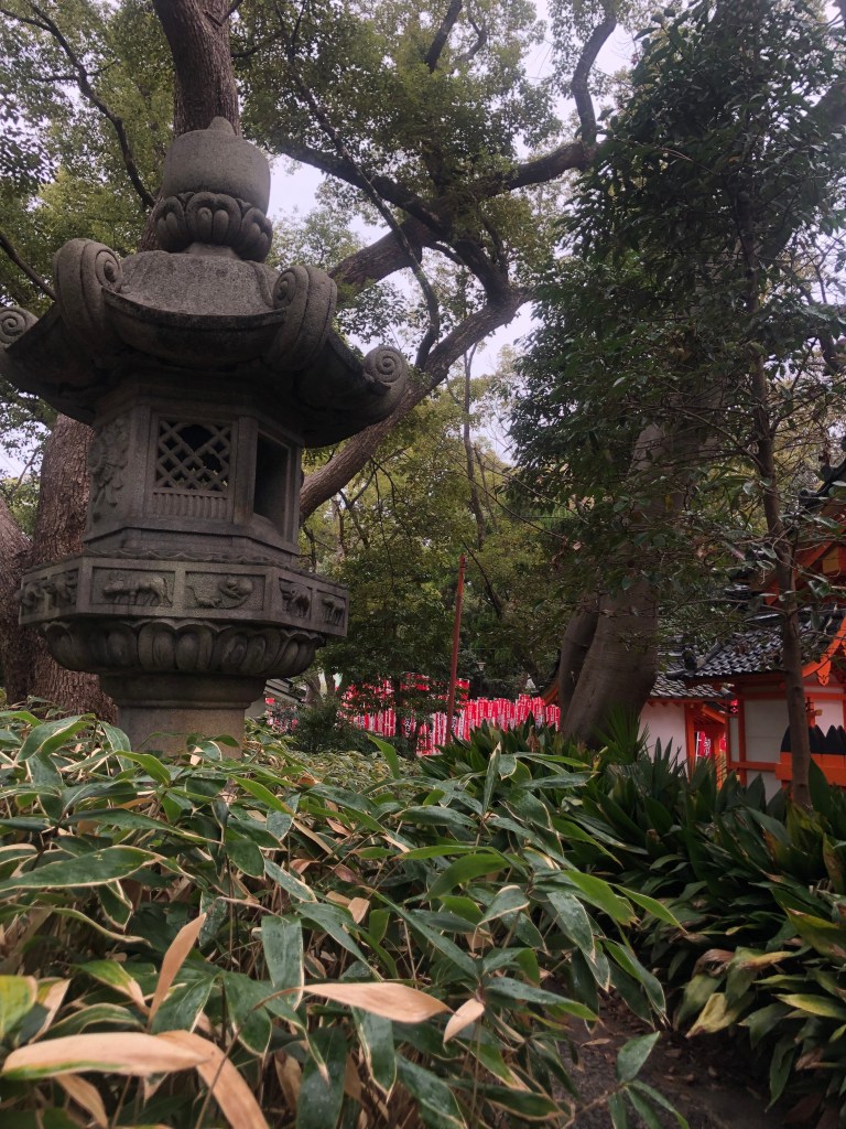 Visiter du sanctuaire shintoïste - Immense Lanterne - Blog au gré des continents 