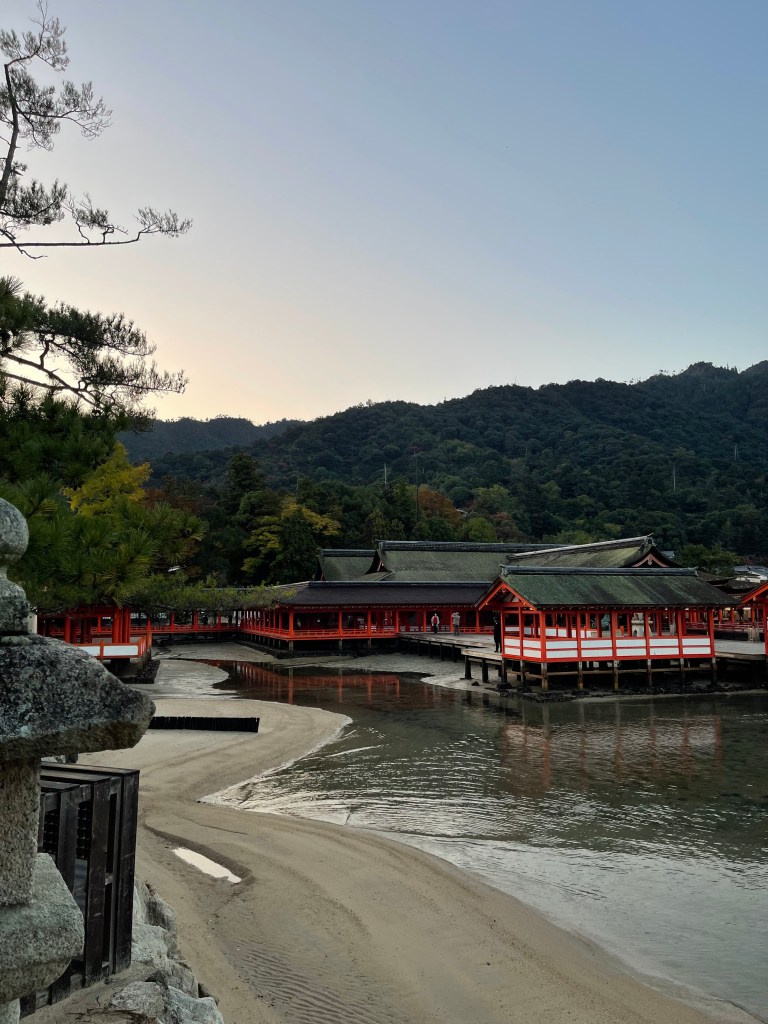 Sanctuaire sur pilotis - Au gré des continents 