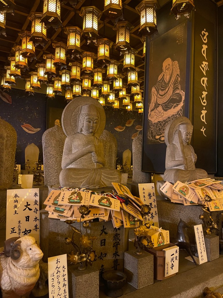 Lanternes au plafond et Bouddha - Au gré des continents 