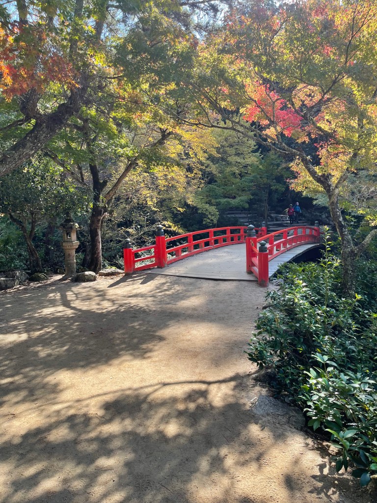Pont dans le parc Momijidani- Au gré des continents 