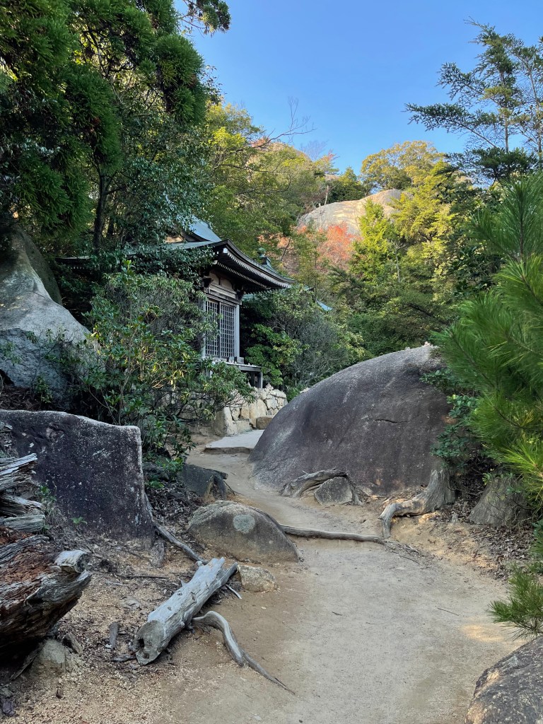 Vers le mont Misen - Au gré des continents 