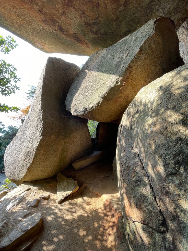 Rochers lisses sur le sentier de Miyajima - Au gré des continents 