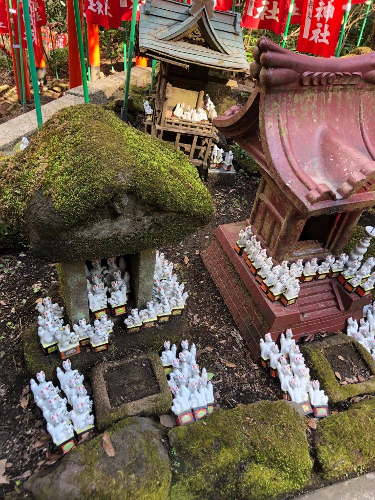 Voyage au Japon - Renards inari dans la mousse - Blog au gré des continents