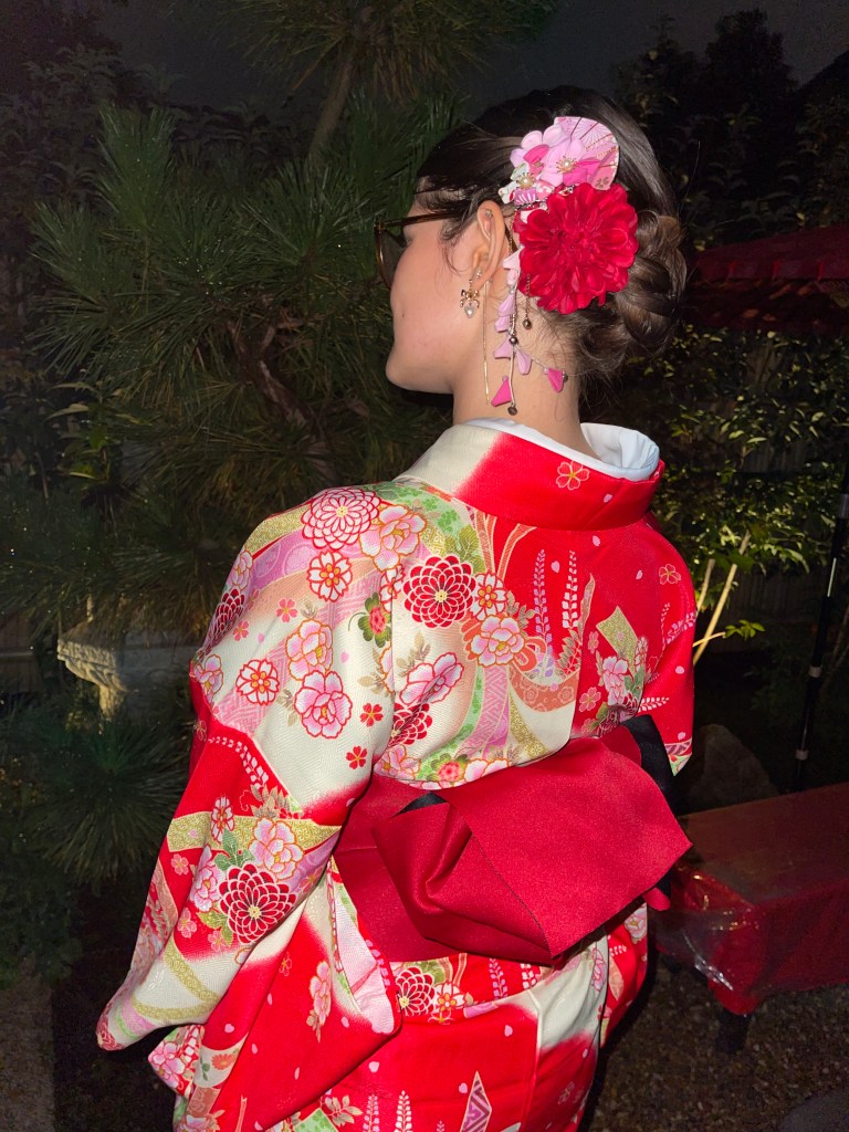 Kimono rouge lors de la cérémonie du thé le soir - Au gré des continents