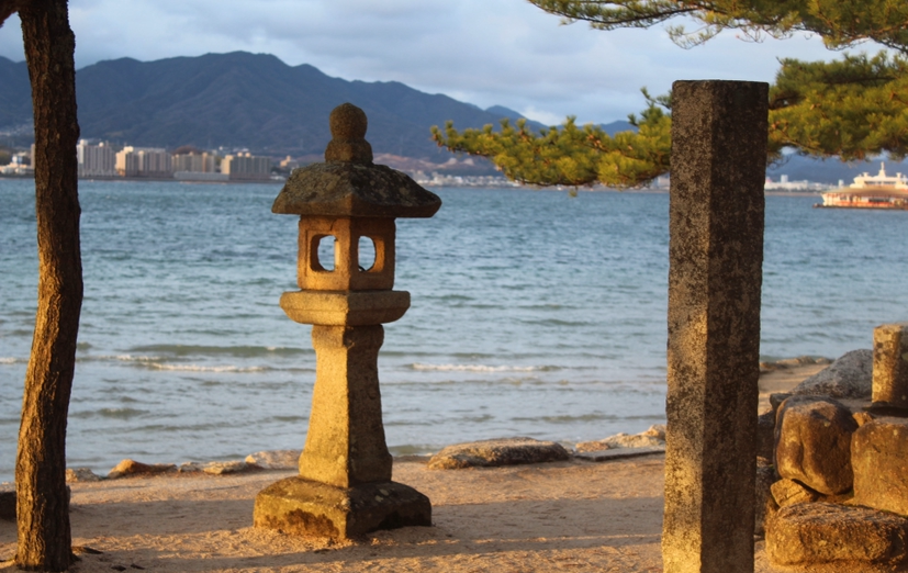 Le bord de mer à Miyajima - Au gré des continents 