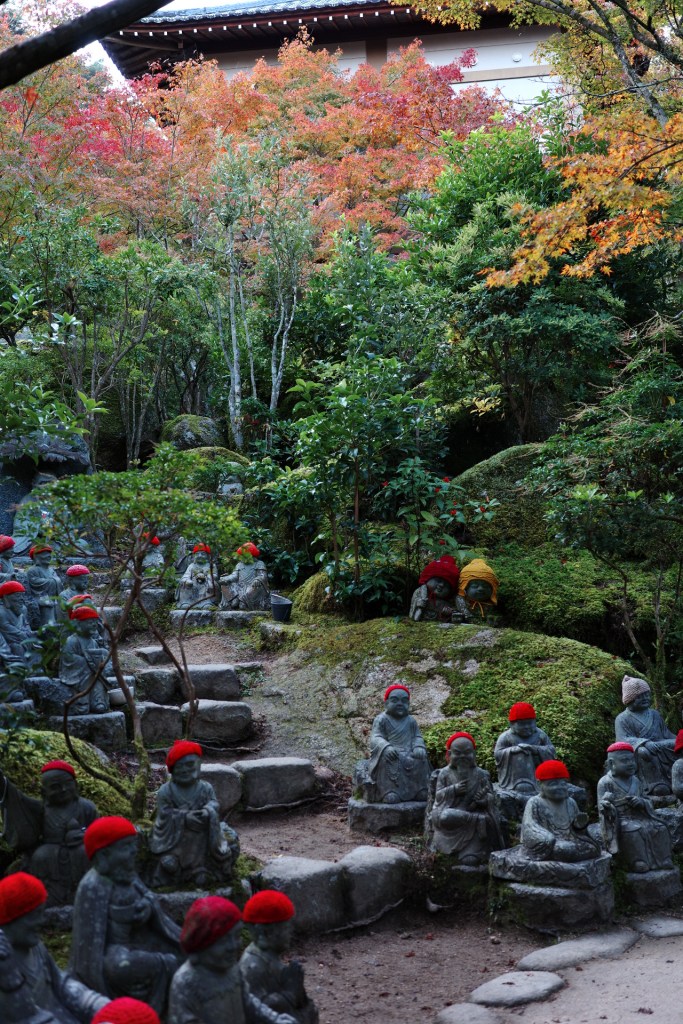Allée de jizo au temple Daisho in - Au gré des continents 