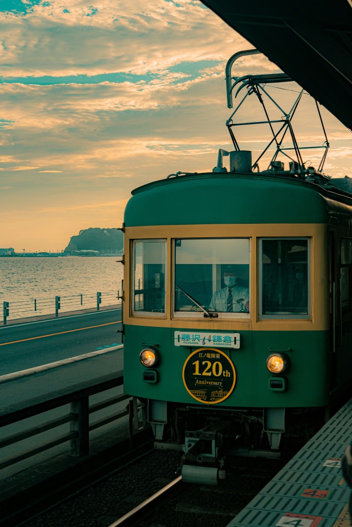 Périple ferroviaire en Asie - Train japonais coucher de soleil - Blog au gré des continents