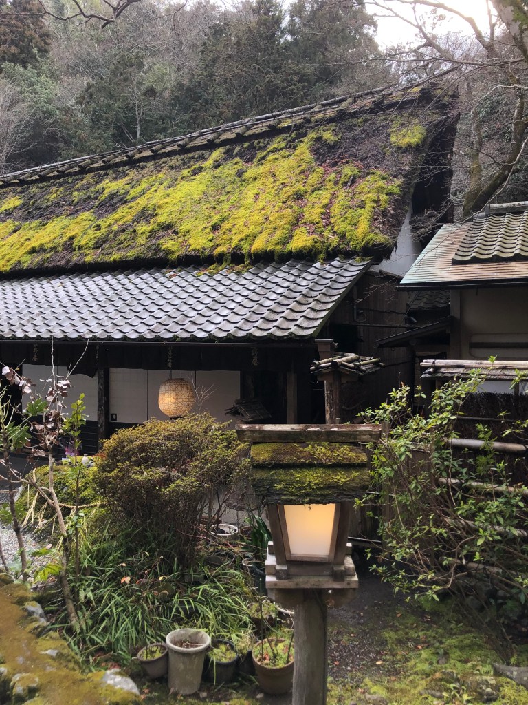 Retour à la période Edo - Maison au toit de chaume nippone - Blog au gré des continents