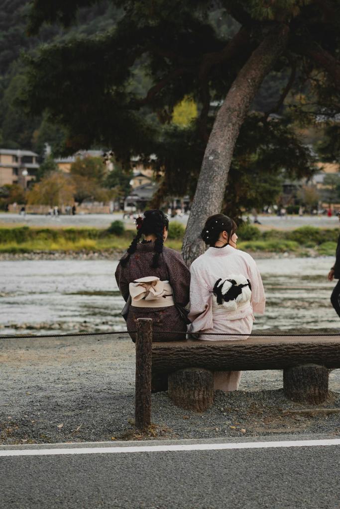 Explorer l'ancien Japon - Deux femmes en kimono assises - Blog au gré des continents