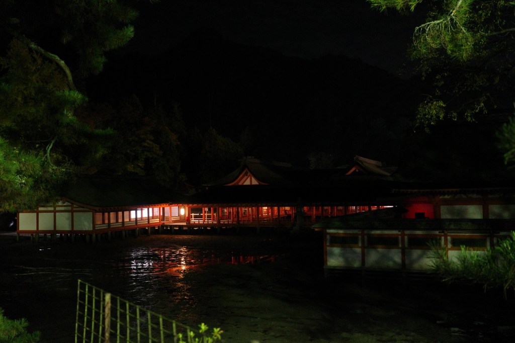 Le sanctuaire Itsukushima dans le noir - Au gré des continents