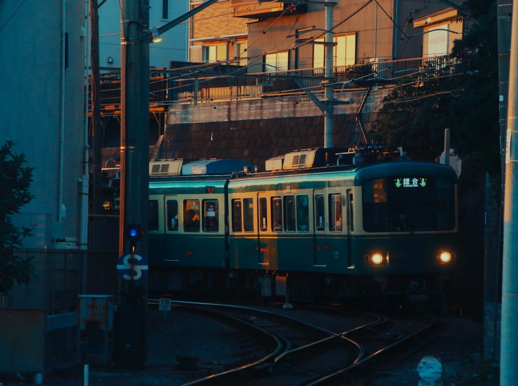 Citytrip japonais - Train nippon au crépuscule - Blog au gré des continents