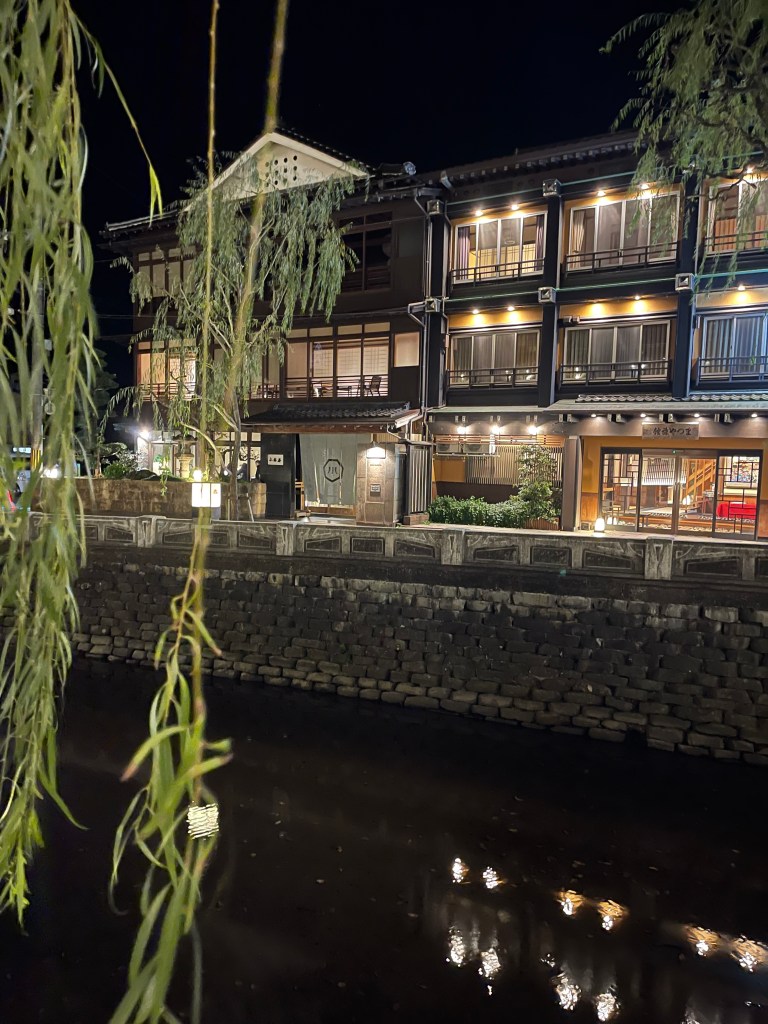 Les berges de Kinosaki onsen de nuit - Au gré des continents