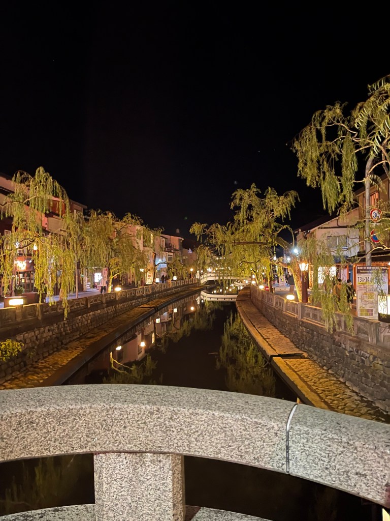 Kinosaki onsen de nuit depuis un pont - Au gré des continents