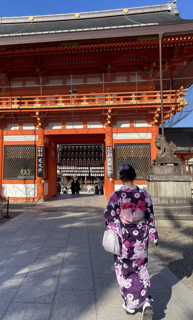 Portail d'un sanctuaire shintoïste au Kansai - Au gré des continents 