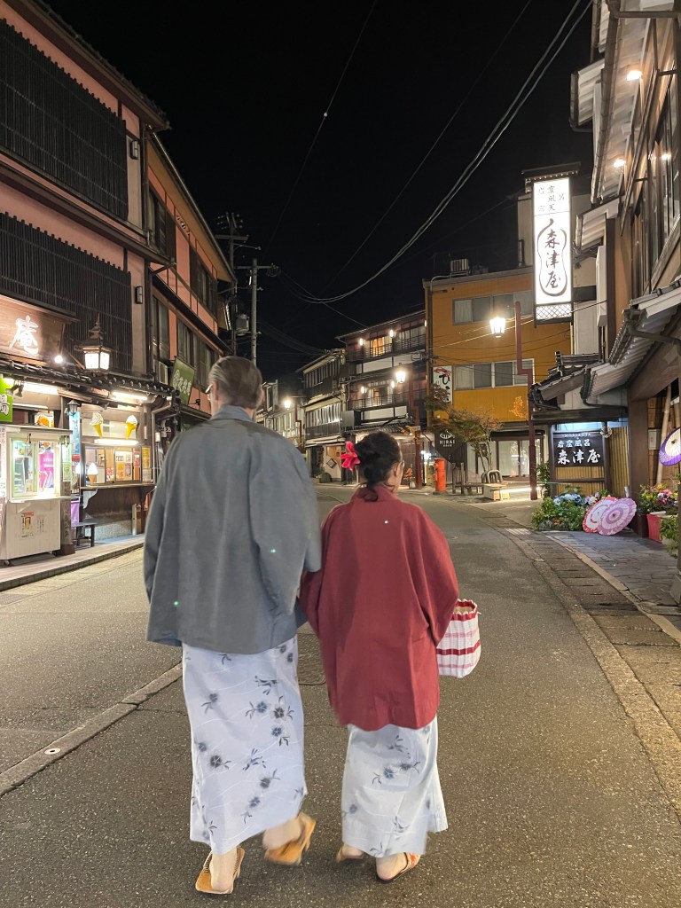Promenade nocturne en yukata - Au gré des continents
