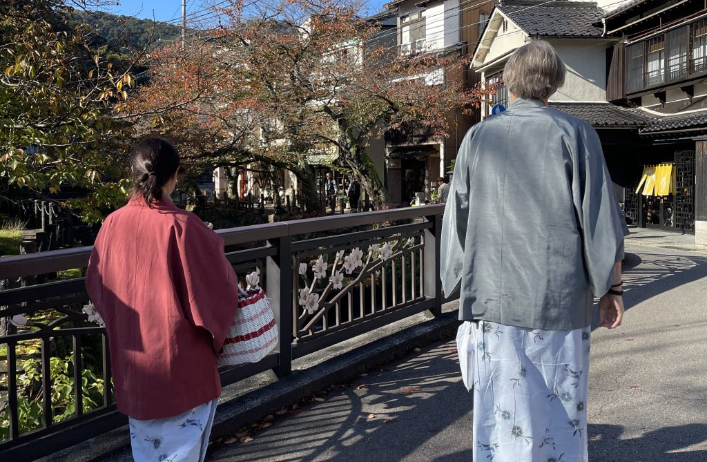 Balade matinale à yukata à Kinosaki onsen - Au gré des continents