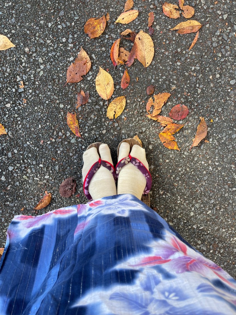 En kimono sous les feuilles d'automne - Au gré des continents