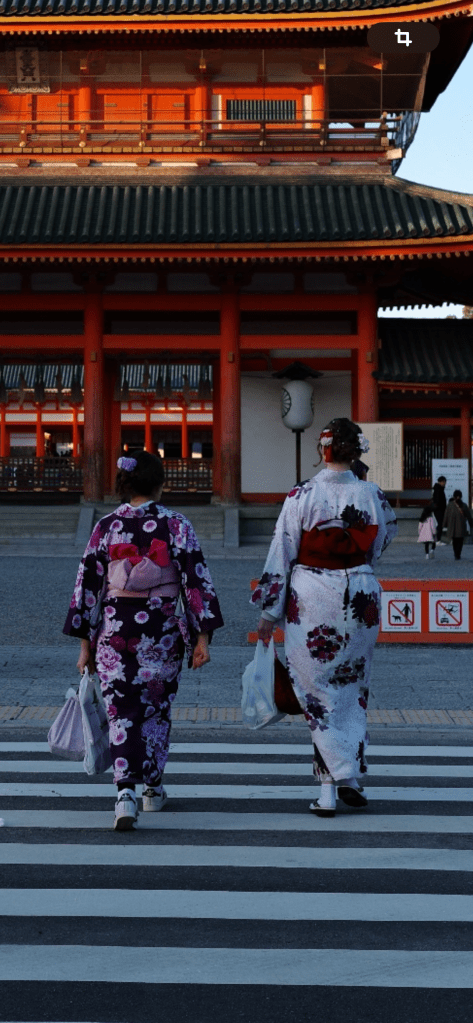 Marcher en kimono, traverser un passage piéton - Au gré des continents 