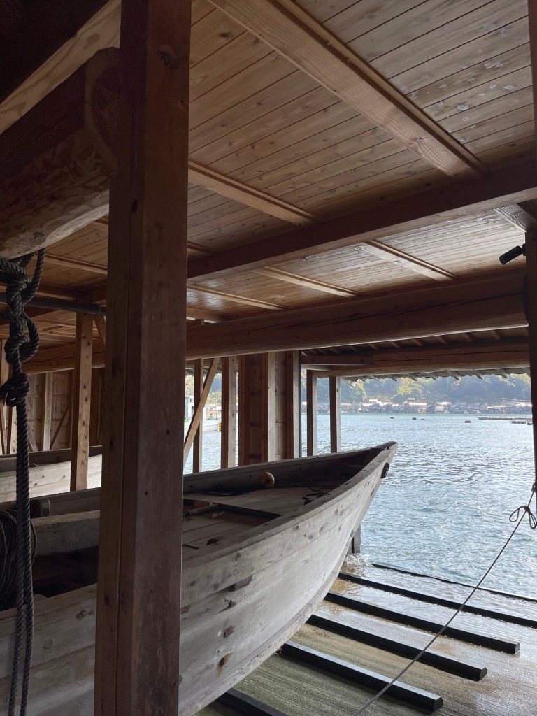 Bateau dans un des hangars de Ine, le village de pêcheurs - Au gré des continents