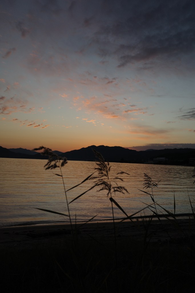 Le rivage d'Amanohashidate à la nuit tombée - Au gré des continents 
