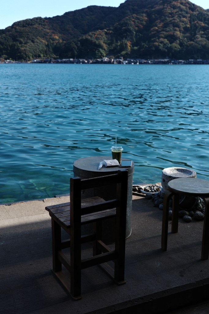 Une table et une chaise faces à la mer - Au gré des continents 