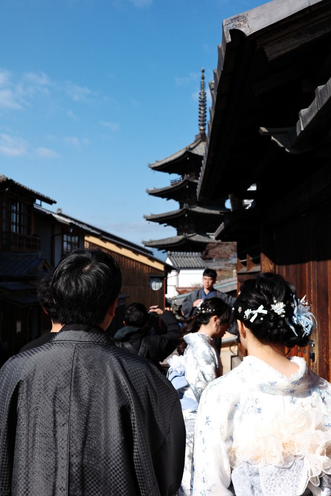 Couple en kimono dans les rues de Kyoto - Au gré des continents 