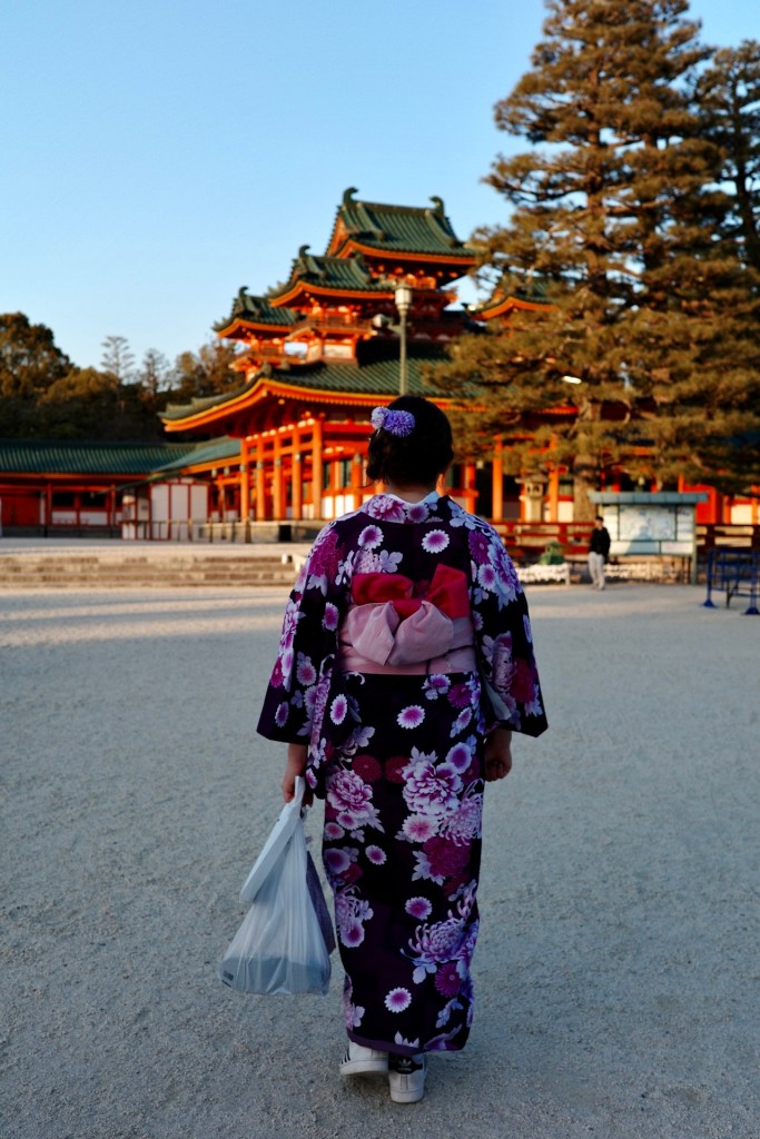 Silhouette en kimono de dos - Au gré des continents 