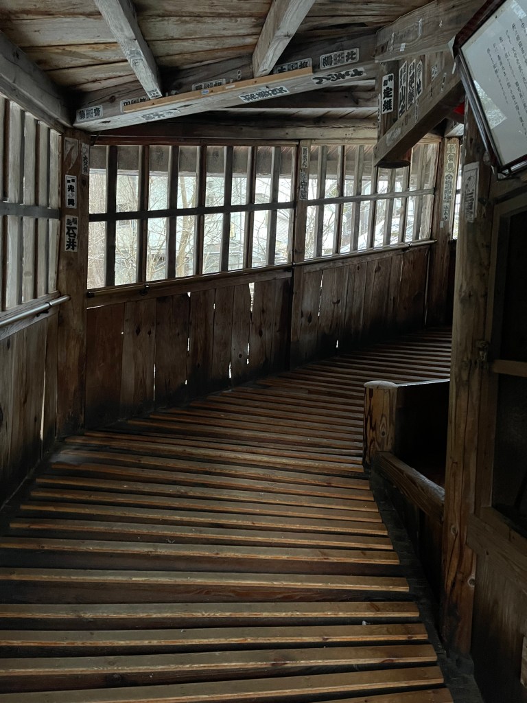 L'intérieur d'un temple dans le Tohoku - Au gré des continents 