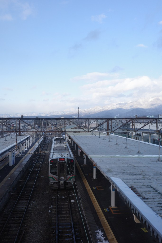 Voie ferrée de la gare d'Aizuwakamatsu au nord du Japon - Au gré des continents 