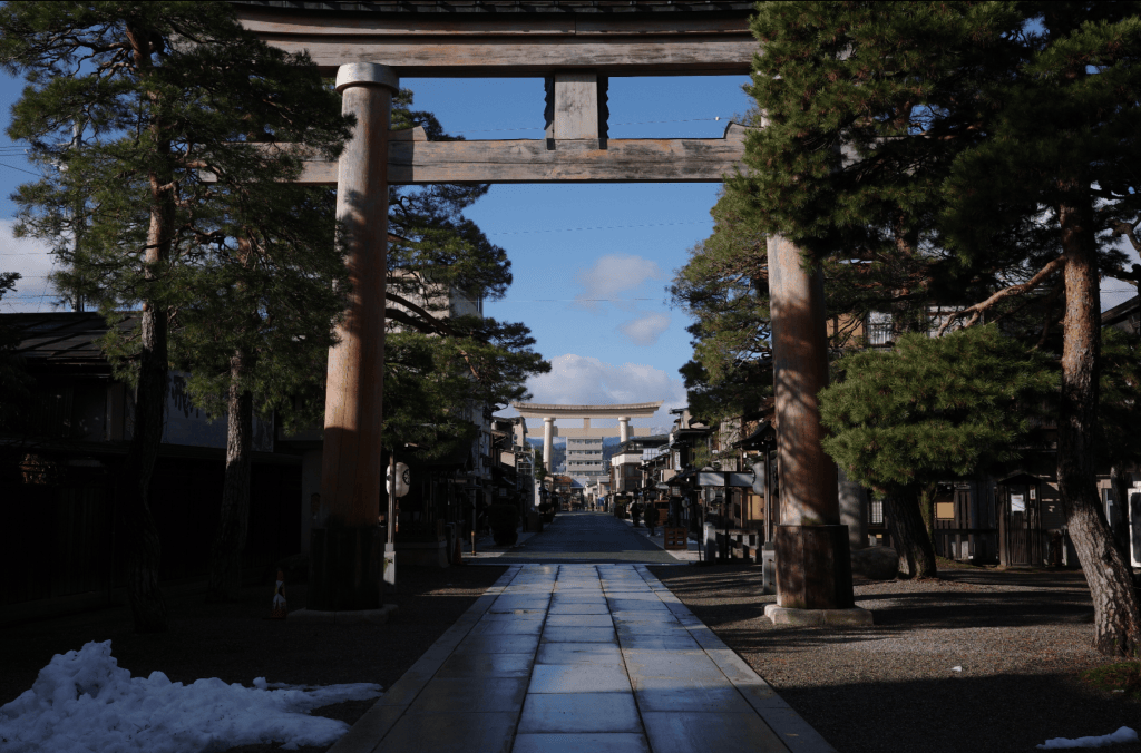Les torii du sanctuaire Sakurayama Hachimangu - Au gré des continents