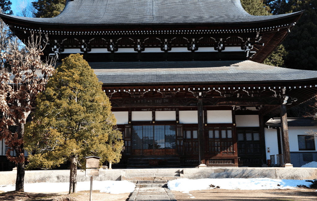 Pavillon d'un temple japonais avec de la neige fondu - Au gré des continents 