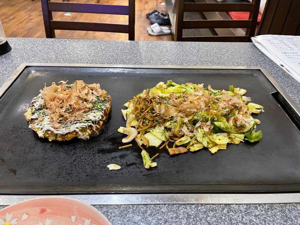 Okonomiyaki dans un restaurant japonais - Au gré des continents 