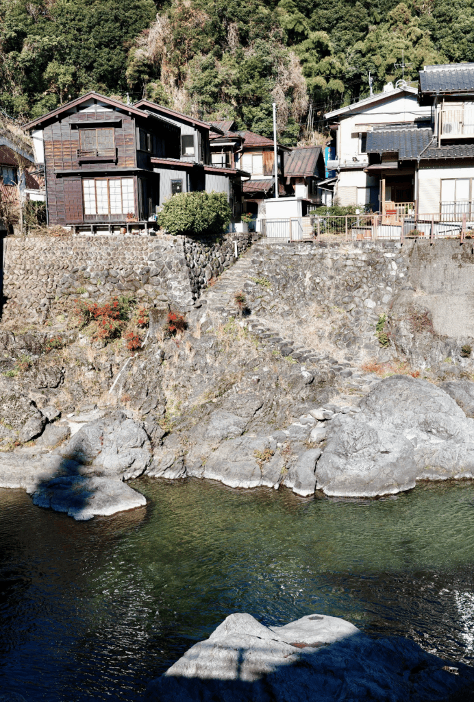 La rivière Yoshida à Gujo Hachiman - Au gré des continents 