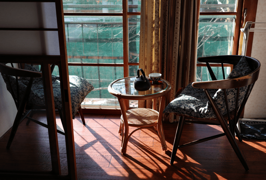 Chaises au bord de la rivière dans un ryokan - Au gré des continents